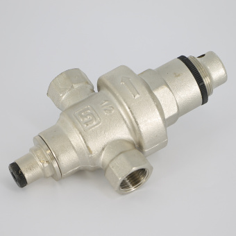 Редуктор давления ВВ UNI-FITT 1/2" 1-6 бар PN25 с отверстием под радиальный манометр 1/4" никелированный